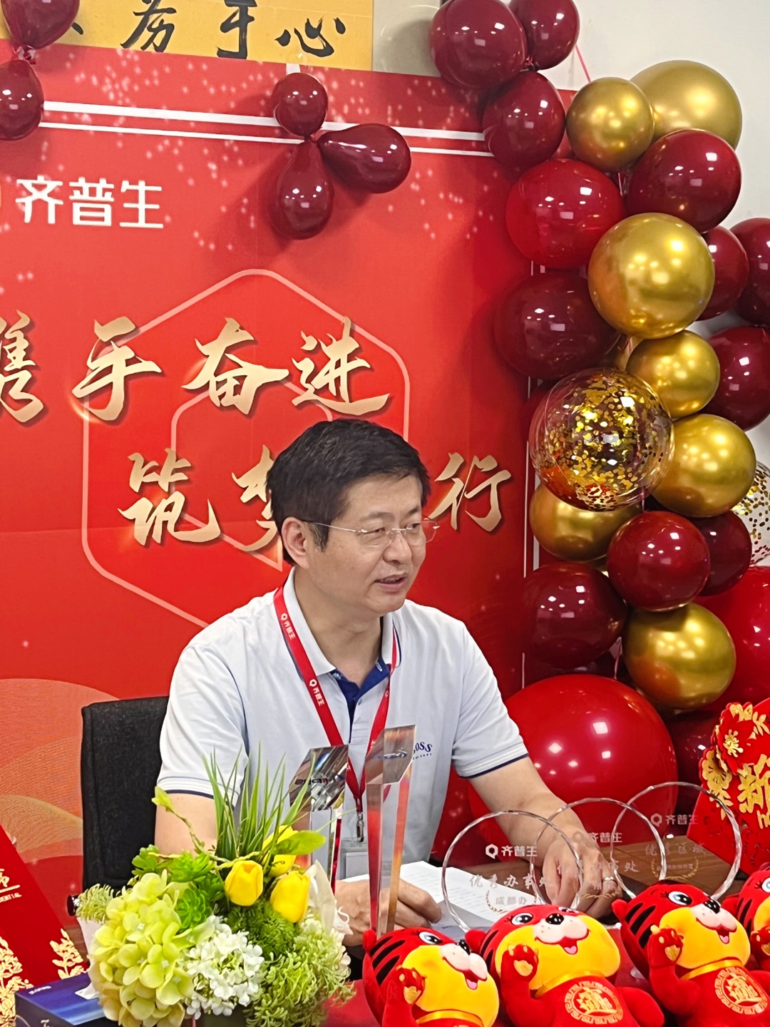 1661408543544566.jpg 攜手奮進(jìn) 筑夢前行.jpg